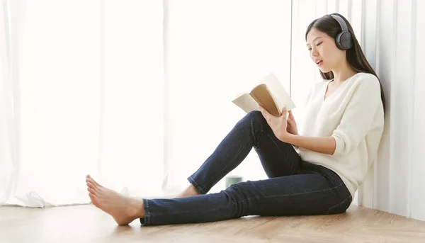 Portrait Asian Woman Reading Book Relaxing Coffee Home — Stock Photo, Image