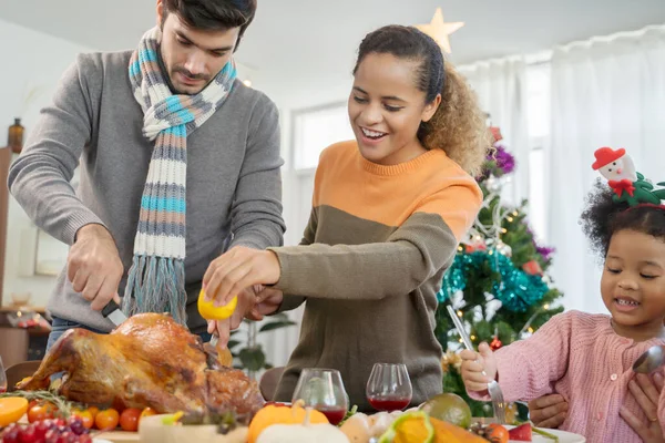 Feliz Familia Celebrando Cena Navidad Casa Acción Gracias Concepto Tradición — Foto de Stock