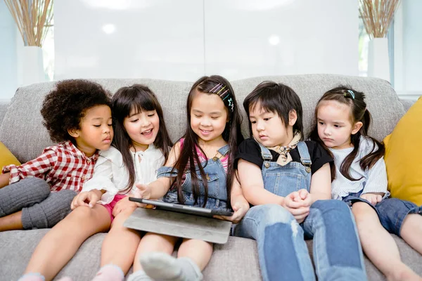 Grupo Niños Pequeños Viendo Películas Dibujos Animados Juntos Una Tableta —  Fotos de Stock