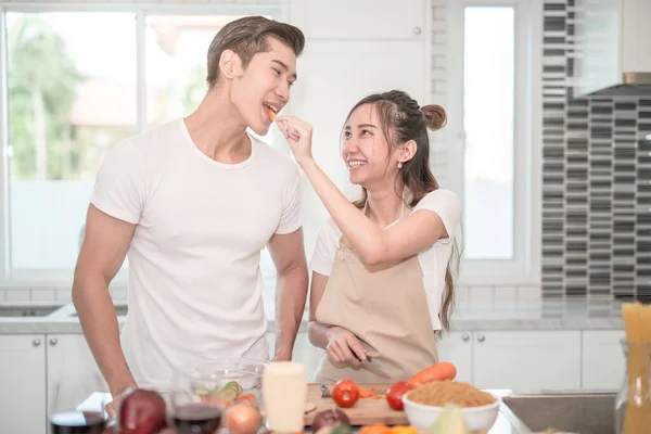 Junge Asiatische Frau Mit Ihrem Mann Verkostung Pasta Gericht Glückliches — Stockfoto
