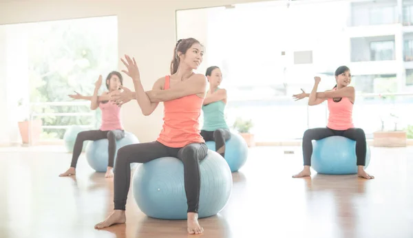 Frau Praktiziert Yoga Yoga Kurs Fitnesscenter — Stockfoto