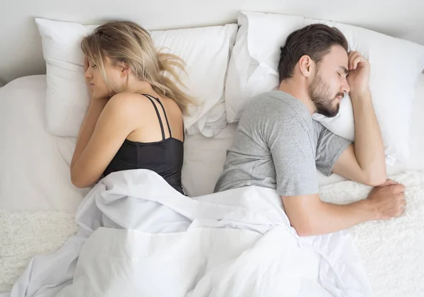 Young Couple Sleeping Back Back Bed — Stock Photo, Image