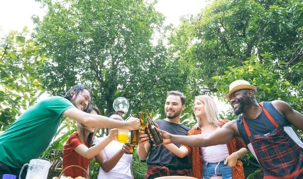 Groupe Amis Griller Des Bières Extérieur Les Gens Fête Boivent — Photo