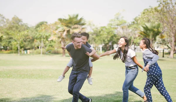 Familia Jugando Juntos Divertirse Aire Libre Concepto Una Familia Feliz — Foto de Stock