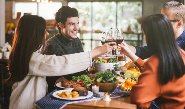 Cena Con Amigos Grupo Jóvenes Disfrutando Cena Juntos Comedor Vino — Foto de Stock