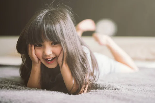 Menina Feliz Deitado Cama — Fotografia de Stock