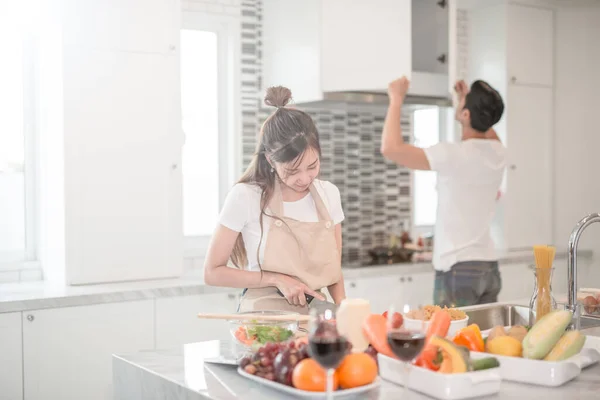 Joven Feliz Pareja Cocinar Juntos Cocina Casa — Foto de Stock