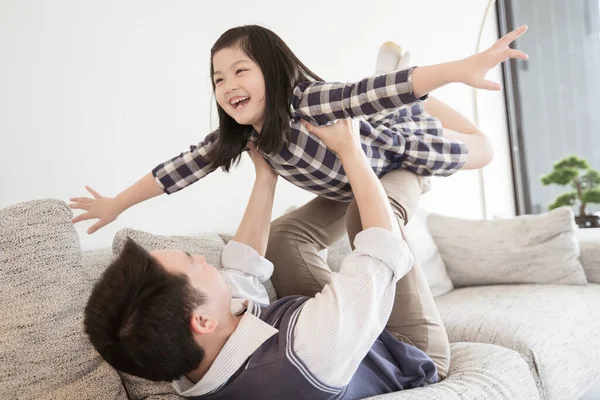 Felice Bambina Figlia Giocare Con Padre Mentre Cavalcare Papà Indietro — Foto Stock