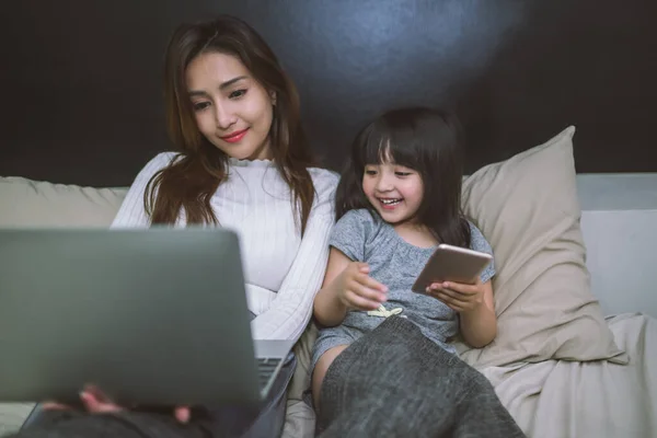 Мати Дочка Використовують Смартфон Ноутбук Разом Спальні Концепція Технології — стокове фото
