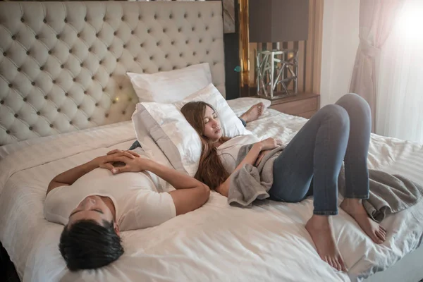 Young Asian Couple Having Nap Bed — Stock Photo, Image