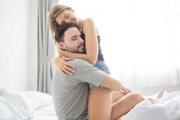 Jovem Casal Abraçando Cama Casal Loving Quarto — Fotografia de Stock