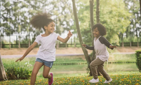 Miúdos Brincar Com Amigos Crianças Correndo Parque — Fotografia de Stock