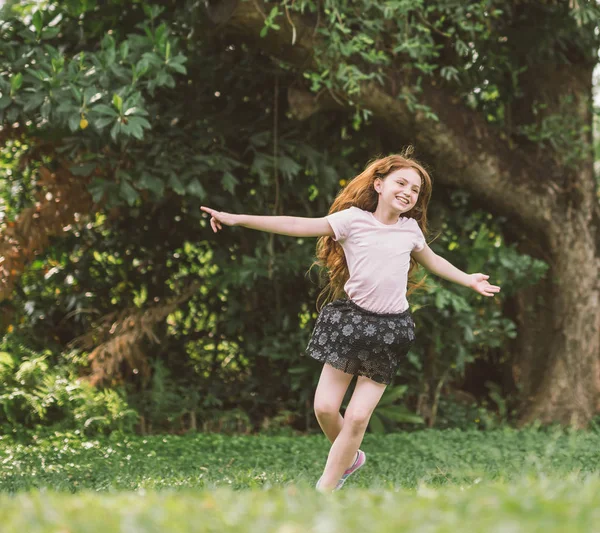 Jovencita Con Los Brazos Abiertos Disfrutando Libertad Parque Tan Feliz — Foto de Stock