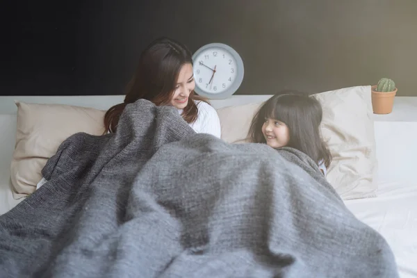 Happy Mom Her Daughter Girl Play Bedroom Putting Blanket Morning — Stock Photo, Image