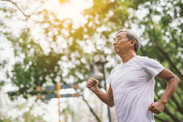 Azji Starszy Dojrzałe Mężczyzna Działa Jogging Park — Zdjęcie stockowe