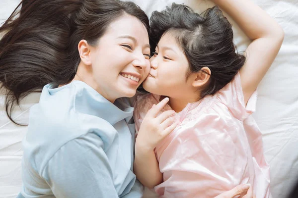 Дочка Цілує Мамину Щоку Обіймів Спальні Happy Asian Family — стокове фото