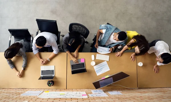 Asyalı Adamlarından Oluşan Bir Grup Modern Ofiste Toplanıyor Tasarım Planlama — Stok fotoğraf