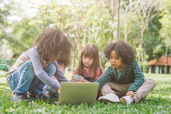 Grupo Crianças Com Laptop Crianças Felizes Natureza Com Grupo Amigos — Fotografia de Stock