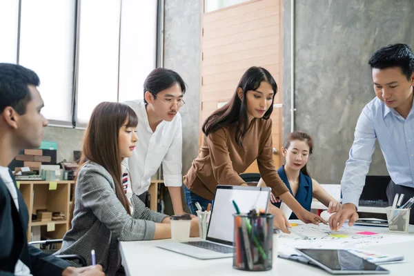 Grupo Empresários Asiáticos Reunião Equipe Escritório Moderno Planejamento Design Trabalho — Fotografia de Stock