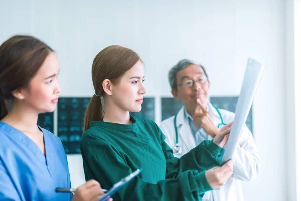 Hastanede Röntgenlere Bakan Tıp Doktorları Koğuşta Hemşire Kadın Doktor Cerrahla — Stok fotoğraf