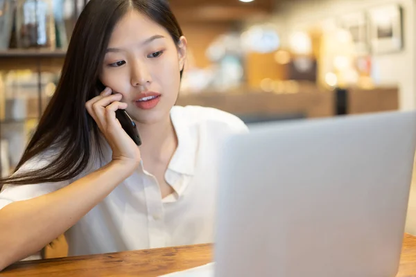 Mutlu Genç Asyalı Kadın Telefon Kullanıyor Kafeterya Ofisinde Dizüstü Bilgisayarla — Stok fotoğraf