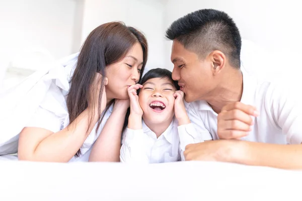 Азійські Батьки Цілують Свого Маленького Сина Обох Щоках — стокове фото