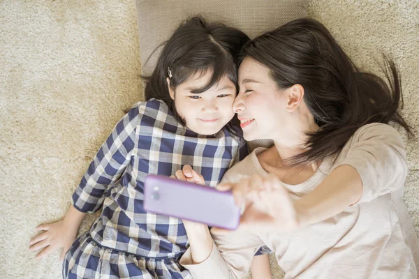 Mãe Selfie Com Sua Filhinha Usando Uma Câmera Telefone Inteligente — Fotografia de Stock