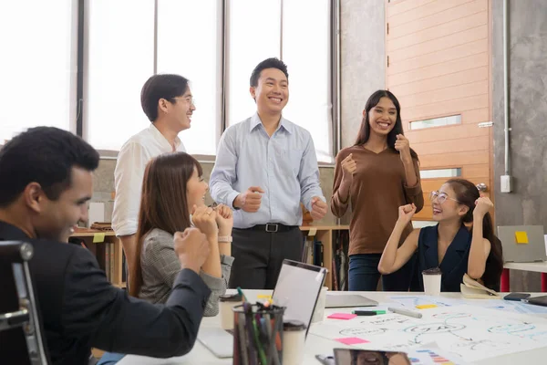 Gruppo Team Asiatici Creativi Uomini Affari Felici Avere Successo Concetto — Foto Stock