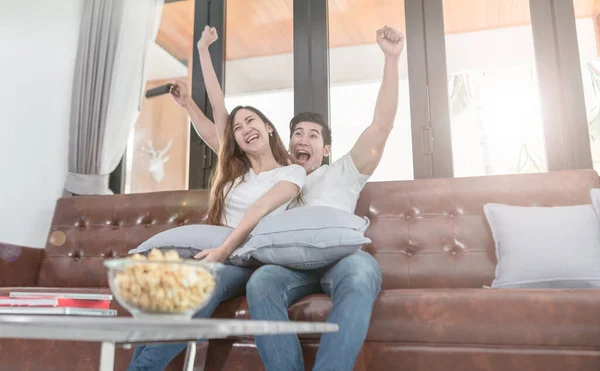 Asiática Pareja Viendo Televisión Sentado Sofá Casa — Foto de Stock