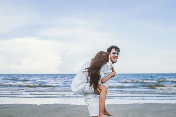 Feliz Casal Relaxante Amor Praia Férias Verão — Fotografia de Stock