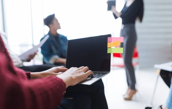 Gente Negocios Que Trabaja Usando Ordenador Portátil Sala Reuniones — Foto de Stock