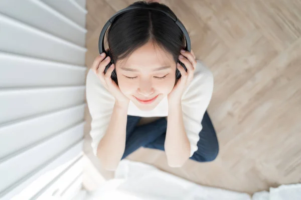 Las Mujeres Asiáticas Relajan Escuchando Música Usando Auriculares —  Fotos de Stock