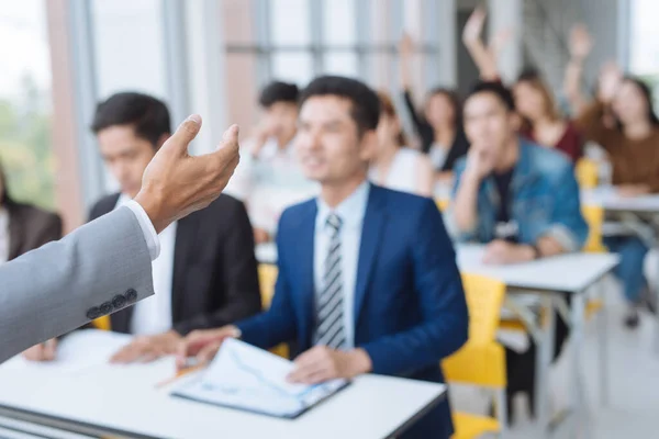 Presentazione Uomo Affari Una Sala Conferenze — Foto Stock