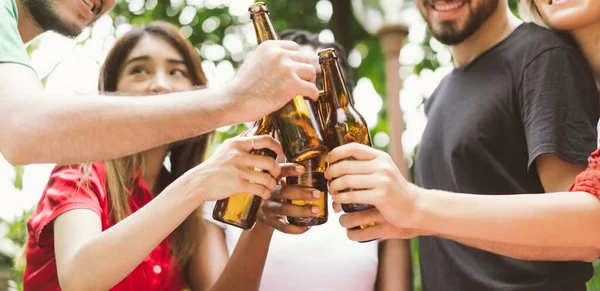 Grupo Amigos Brindando Cervezas Aire Libre Fiesta Gente Bebe Brindis — Foto de Stock