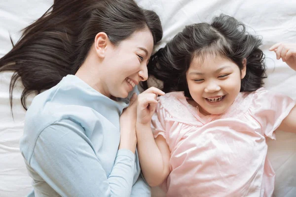 Mãe Sua Filha Criança Menina Abraçando Sua Mãe Quarto Família — Fotografia de Stock