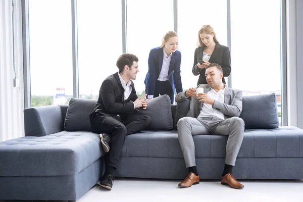 Les Gens Affaires Qui Prennent Sur Canapé Dans Bureau — Photo