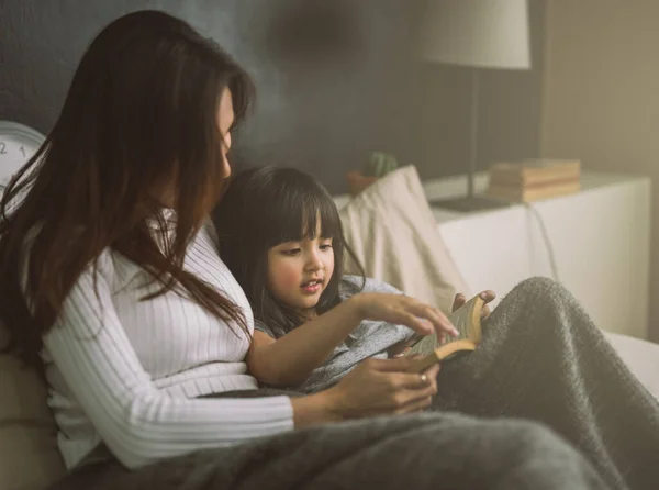 Мати Дочка Читають Книгу Вдома Спальні — стокове фото
