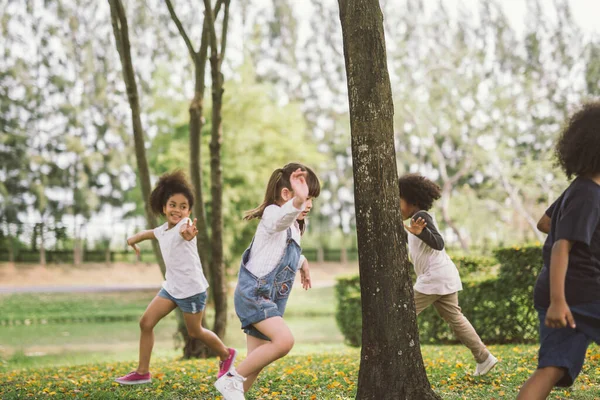 Crianças Brincando Livre Com Amigos Crianças Brincam Parque Natureza — Fotografia de Stock