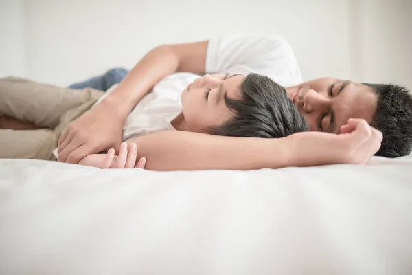 Asyalı Bir Adam Oğluyla Yatakta Yatıyor Aile Yatma Vakti — Stok fotoğraf