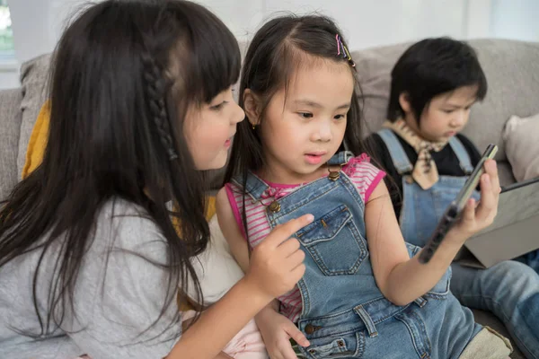 Grupo Niños Pequeños Viendo Películas Dibujos Animados Juntos Tableta Digital —  Fotos de Stock