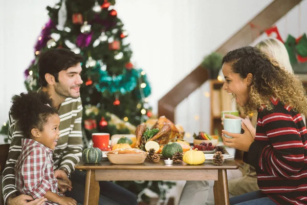 Feliz Familia Celebrando Cena Navidad Casa Acción Gracias Concepto Tradición — Foto de Stock