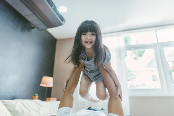 Lycklig Liten Flicka Dotter Leker Med Far Medan Rida Pappa — Stockfoto