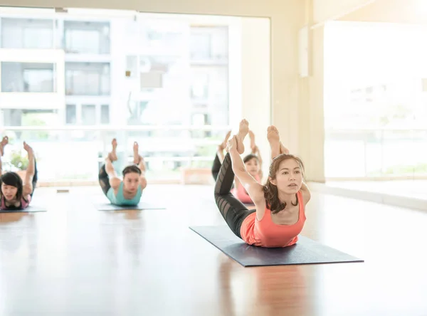 Gruppe Lächelnder Aisan Frauen Die Yoga Praktizieren Stretching Skorpion Training — Stockfoto