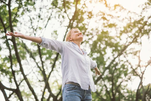 Femme Heureuse Printemps Été Parc Forestier Bras Ouverts Avec Bonheur — Photo