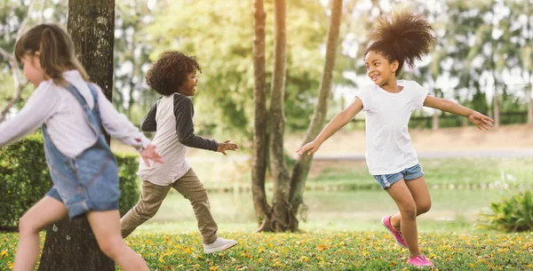 Niños Jugando Aire Libre Con Amigos Niños Pequeños Juegan Parque — Foto de Stock