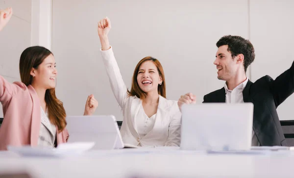 Equipo Empresarios Exitosos Está Celebrando Recepción Una Respuesta Positiva Los — Foto de Stock