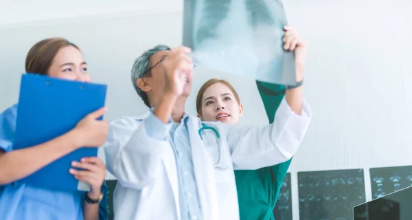 Hastanede Röntgenlere Bakan Tıp Doktorları Koğuşta Hemşire Kadın Doktor Cerrahla — Stok fotoğraf