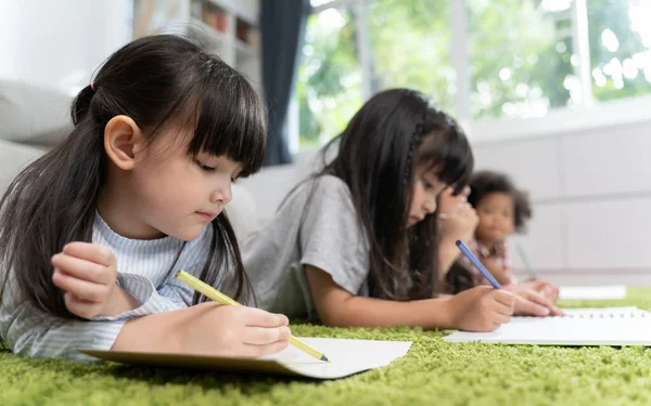 一群学龄前儿童用彩色铅笔画纸 儿童的肖像画朋友教育概念 — 图库照片