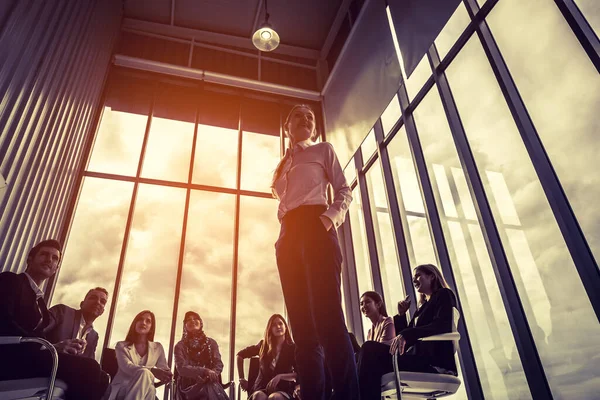 Erfolgreiche Geschäftsfrau Steht Mit Ihren Mitarbeitern Hintergrund Modernen Hellen Büro — Stockfoto