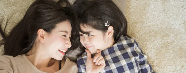 Anne Kız Çocuk Yatak Odasında Birlikte Vakit Geçiriyorlar Birbirinize Bakın — Stok fotoğraf